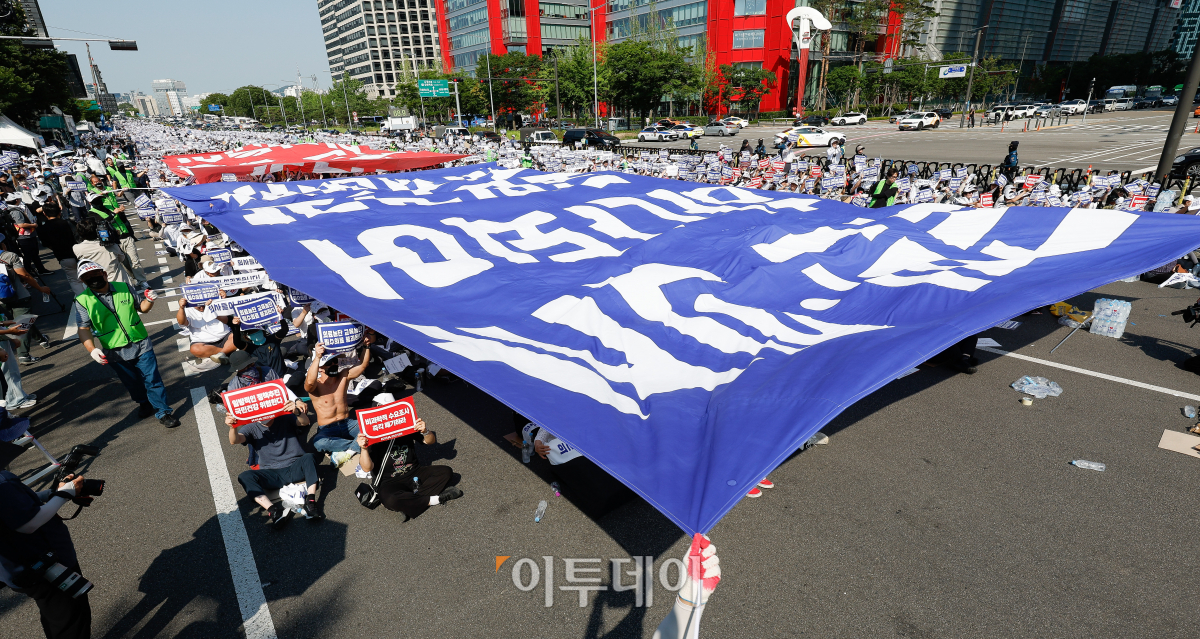 ▲18일 서울 영등포구 여의대로에서 열린 의료농단 저지 전국의사총궐기대회에서 의사들이 정부의 의료 정책을 규탄하는 퍼포먼스를 하고 있다. 조현호 기자 hyunho@