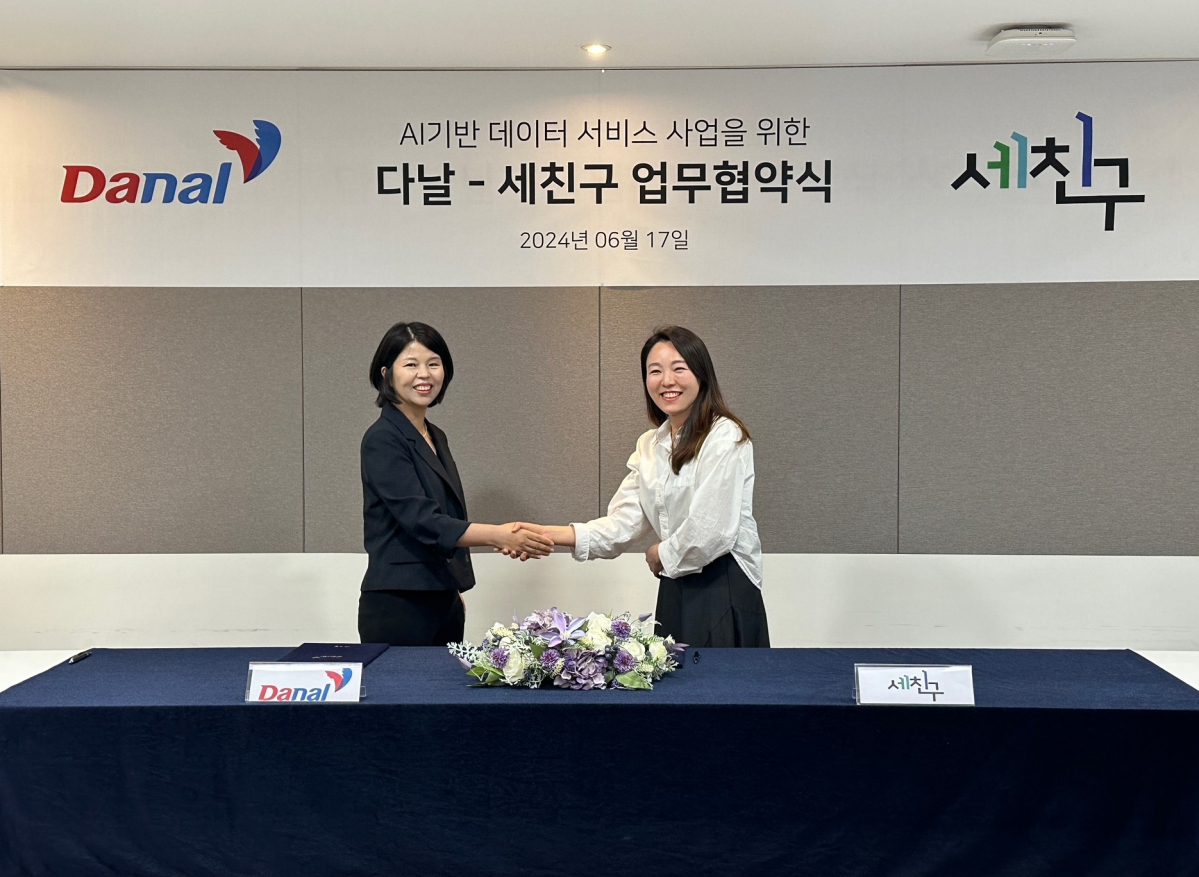 ▲다날 백현숙 대표(왼쪽), 세친구 한세옥 대표가 17일 업무협약식을 마친 뒤 기념촬영을 하고 있다. (사진제공=다날)