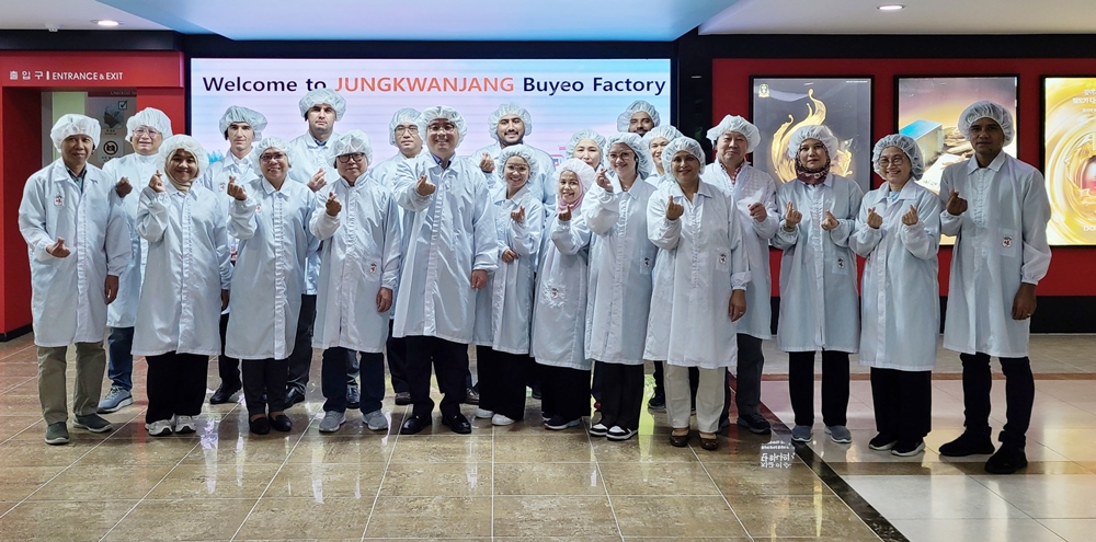 ▲한·아시안 농축수산물 완전관리 기술협력 세미나를 방문한 관계자들이 기념 사진을 찍고 있다. (사진제공=KGC인삼공사)