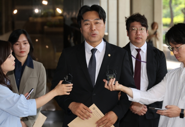 ▲국민의힘 이종배 서울시의원이 ‘김정숙 여사 인도 외유성 출장 의혹’ 고발인 조사를 받기 위해 19일 서울중앙지검에 출석하고 있다. (연합뉴스)