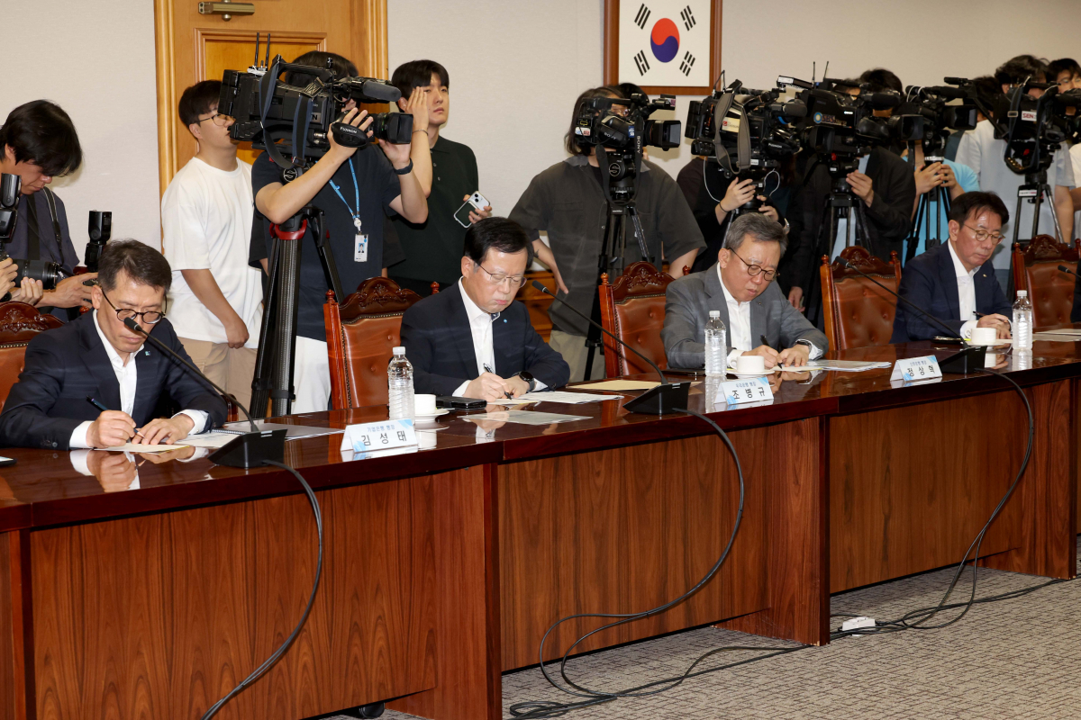 ▲19일 서울 중구 은행회관에서 열린 ‘금융감독원장-은행장 간담회’에서 은행장들이 이복현 금융감독원장의 모두발언을 듣고 있다. 신태현 기자 holjjak@