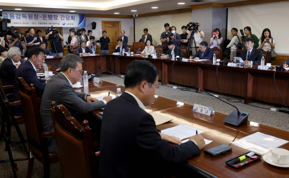 ▲이복현 금융감독원장이 19일 서울 중구 은행회관에서 열린 ‘금융감독원장-은행장 간담회’에서 모두발언을 하고 있다. 신태현 기자 holjjak@