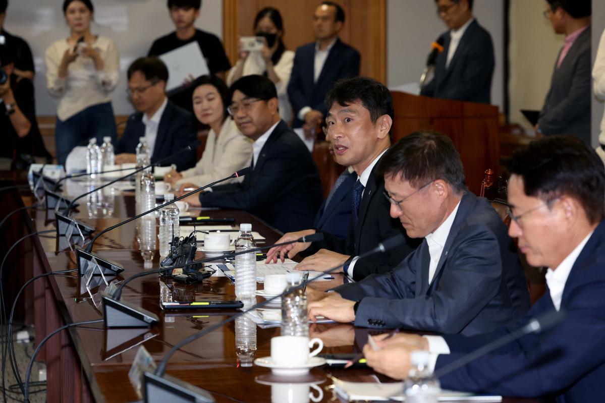 ▲이복현 금융감독원장이 19일 서울 중구 은행회관에서 열린 ‘금융감독원장-은행장 간담회’에서 모두발언을 하고 있다. 신태현 기자 holjjak@