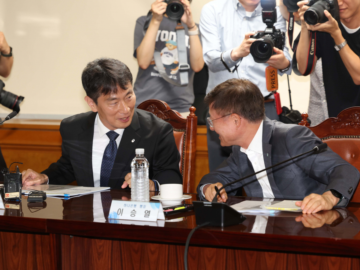 ▲이복현(왼쪽) 금융감독원장과 이승열 하나은행장이 19일 서울 중구 은행회관에서 열린 ‘금융감독원장-은행장 간담회’에서 대화하고 있다. 신태현 기자 holjjak@