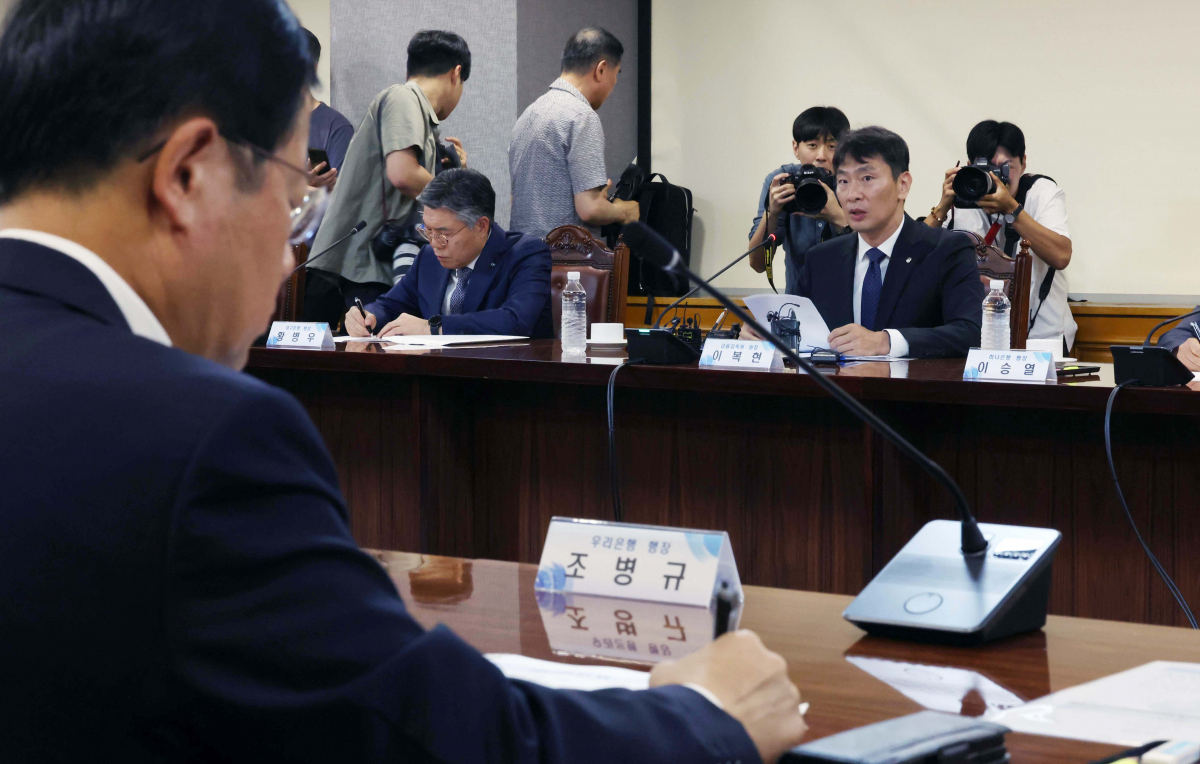 ▲이복현 금융감독원장이 19일 서울 중구 은행회관에서 열린 ‘금융감독원장-은행장 간담회’에서 모두발언을 하고 있다. 오른쪽은 조병규 우리은행장. 신태현 기자 holjjak@