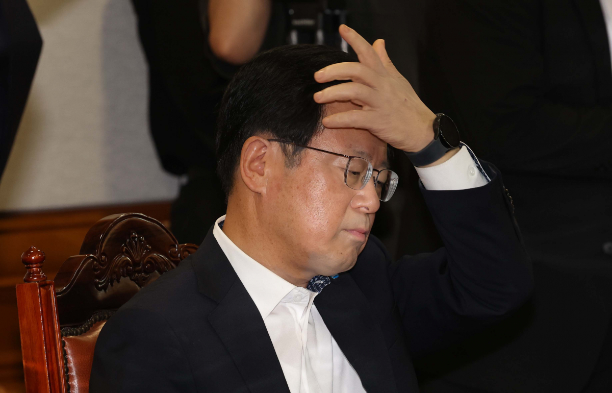 ▲조병규 우리은행장이 19일 서울 중구 은행회관에서 열린 ‘금융감독원장-은행장 간담회’에서 머리를 만지고 있다. 신태현 기자 holjjak@