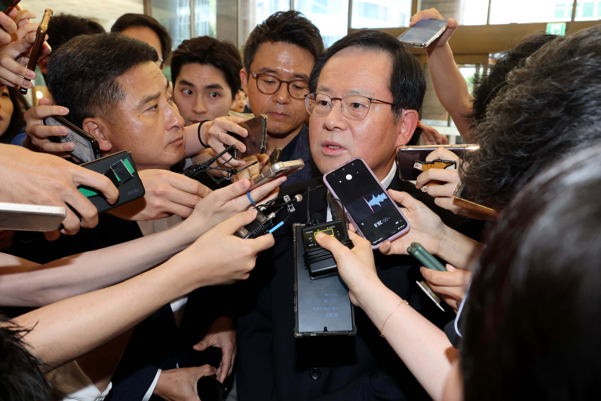 ▲조병규 우리은행장이 19일 서울 중구 은행회관에서 열린 ‘금융감독원장-은행장 간담회’에 참석하며 취재진의 질문에 답하고 있다. 신태현 기자 holjjak@