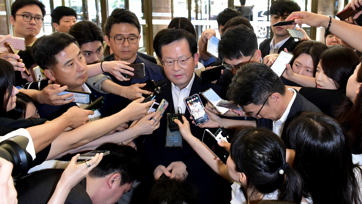 ▲조병규 우리은행장이 19일 서울 중구 은행회관에서 열린 ‘금융감독원장-은행장 간담회’에 참석하며 취재진의 질문에 답하고 있다. 신태현 기자 holjjak@