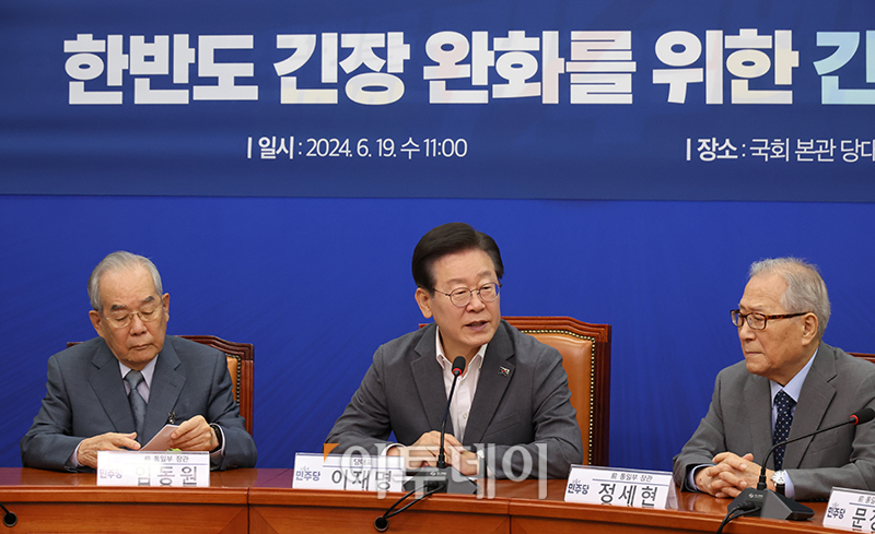 ▲이재명 더불어민주당 대표가 19일 서울 여의도 국회에서 열린 한반도 긴장 완화를 위한 긴급 간담회에서 발언을 하고 있다. 왼쪽부터 임동원 전 통일부 장관, 이 대표, 정세현 전 통일부 장관. 고이란 기자 photoeran@