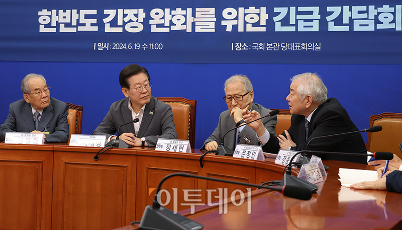 ▲이재명 더불어민주당 대표가 19일 서울 여의도 국회에서 열린 한반도 긴장 완화를 위한 긴급 간담회에 참석하고 있다. 왼쪽부터 임동원 전 통일부 장관, 이 대표, 정세현 전 통일부 장관, 문정인 전 통일외교안보특보. 고이란