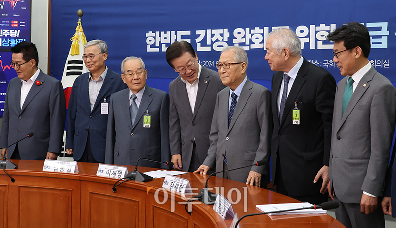 ▲이재명 더불어민주당 대표가 19일 서울 여의도 국회에서 열린 한반도 긴장 완화를 위한 긴급 간담회에서 참석자들과 기념촬영을 하고 있다. 왼쪽부터 박지원 전 국가정보원장, 이종석 전 통일부 장관, 임동원 전 통일부 장관, 이 대표, 정세현 전 통일부 장관, 문정인 전 통일외교안보특보, 진성준 정책위의장. 고이란 기자 photoeran@