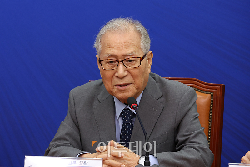 ▲정세현 전 통일부 장관이 19일 서울 여의도 국회에서 열린 한반도 긴장 완화를 위한 긴급 간담회에서 발언을 하고 있다. 고이란 기자 photoeran@