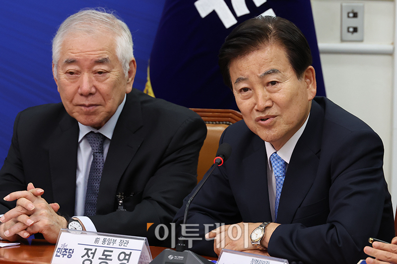 ▲통일부 장관을 지낸 정동영 민주당 의원이 19일 서울 여의도 국회에서 열린 한반도 긴장 완화를 위한 긴급 간담회에서 발언을 하고 있다. 왼쪽은 문정인 전 통일외교안보특보. 고이란 기자 photoeran@