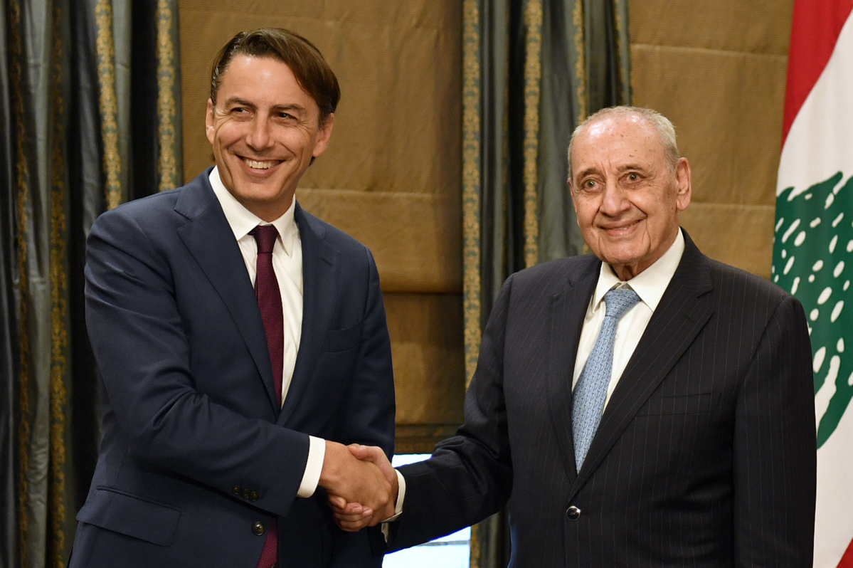 ▲조 바이든 미국 대통령의 특사인 에이머스 호크스타인(왼쪽)이 18일(현지시간) 베이루트를 공식 방문해 레바논의 나비 베리 국회의장을 만나 악수하고 있다. 그는 레바논과 이스라엘 간의 전면전을 막기 위해 레바논을 찾았으며, 전날에는 이스라엘에서 베냐민 네타냐후 총리, 요아브 갈란트 국방장관 등과 면담했다. 베이루트/EPA연합뉴스