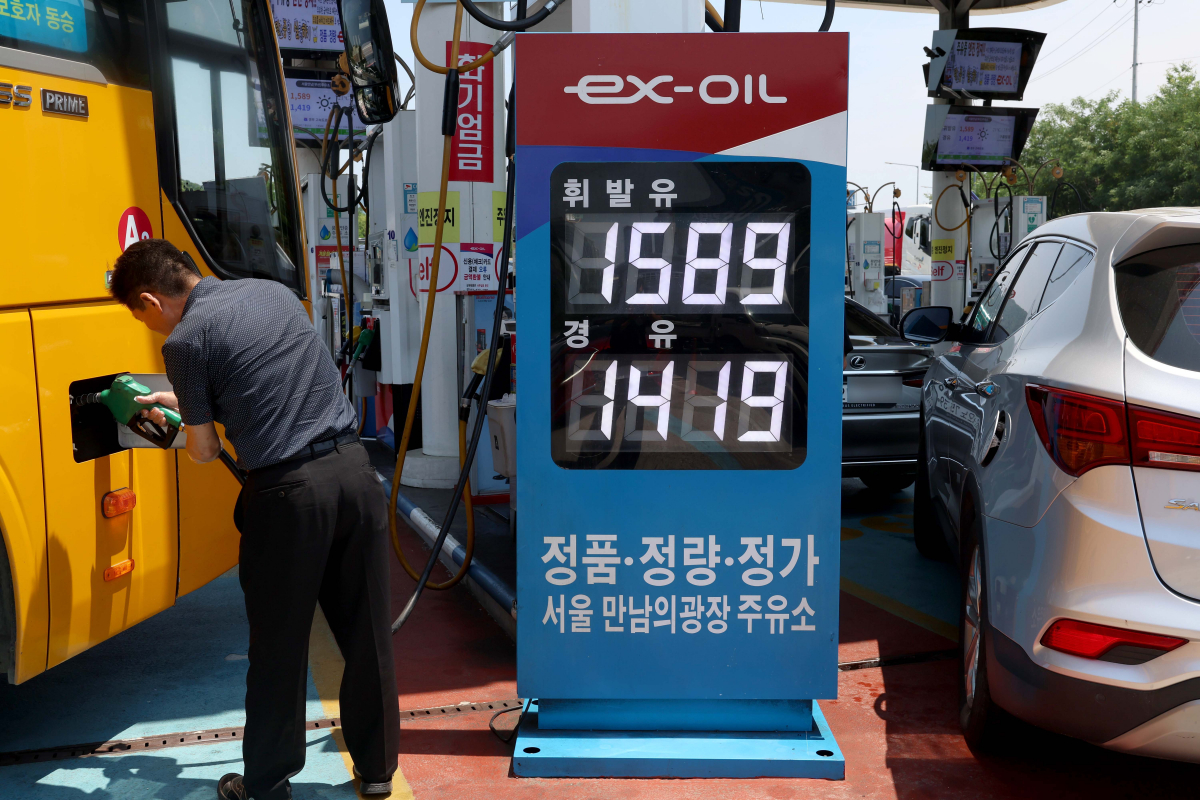 ▲정부가 종료를 앞둔 유류세 인하 조치를 두달 더 연장하되 인하 폭을 축소하기로 했다. 휘발유·경유 가격 소폭 상승이 예상돼 소비자들의 부담이 늘어날 것으로 보인다. 19일 정부 및 관련 업계에 따르면 기획재정부는 이달 30일 종료 예정이었던 유류세 한시적 인하 조치를 8월 31일까지 2개월 연장하기로 했다. 다만 최근 국제 유가 하락세와 소비자 물가 안정화 추세, 국가 재정에 미치는 영향 등을 고려해 유류세 인하 폭은 기존보다 소폭 축소된다. 휘발유 인하율은 기존 25%에서 20%로, 경유 인하율은 37%에서 30%로 조정된다. 이날 서울 서초구 만남의 광장 주유소에서 시민들이 주유를 하고 있다. 신태현 기자 holjjak@
