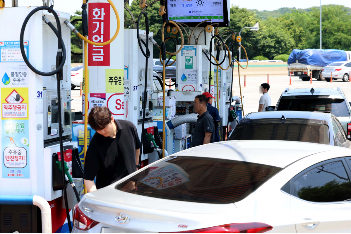 ▲정부가 종료를 앞둔 유류세 인하 조치를 두달 더 연장하되 인하 폭을 축소하기로 했다. 휘발유·경유 가격 소폭 상승이 예상돼 소비자들의 부담이 늘어날 것으로 보인다. 19일 정부 및 관련 업계에 따르면 기획재정부는 이달 30일 종료 예정이었던 유류세 한시적 인하 조치를 8월 31일까지 2개월 연장하기로 했다. 다만 최근 국제 유가 하락세와 소비자 물가 안정화 추세, 국가 재정에 미치는 영향 등을 고려해 유류세 인하 폭은 기존보다 소폭 축소된다. 휘발유 인하율은 기존 25%에서 20%로, 경유 인하율은 37%에서 30%로 조정된다. 이날 서울 서초구 만남의 광장 주유소에서 시민들이 주유를 하고 있다. 신태현 기자 holjjak@