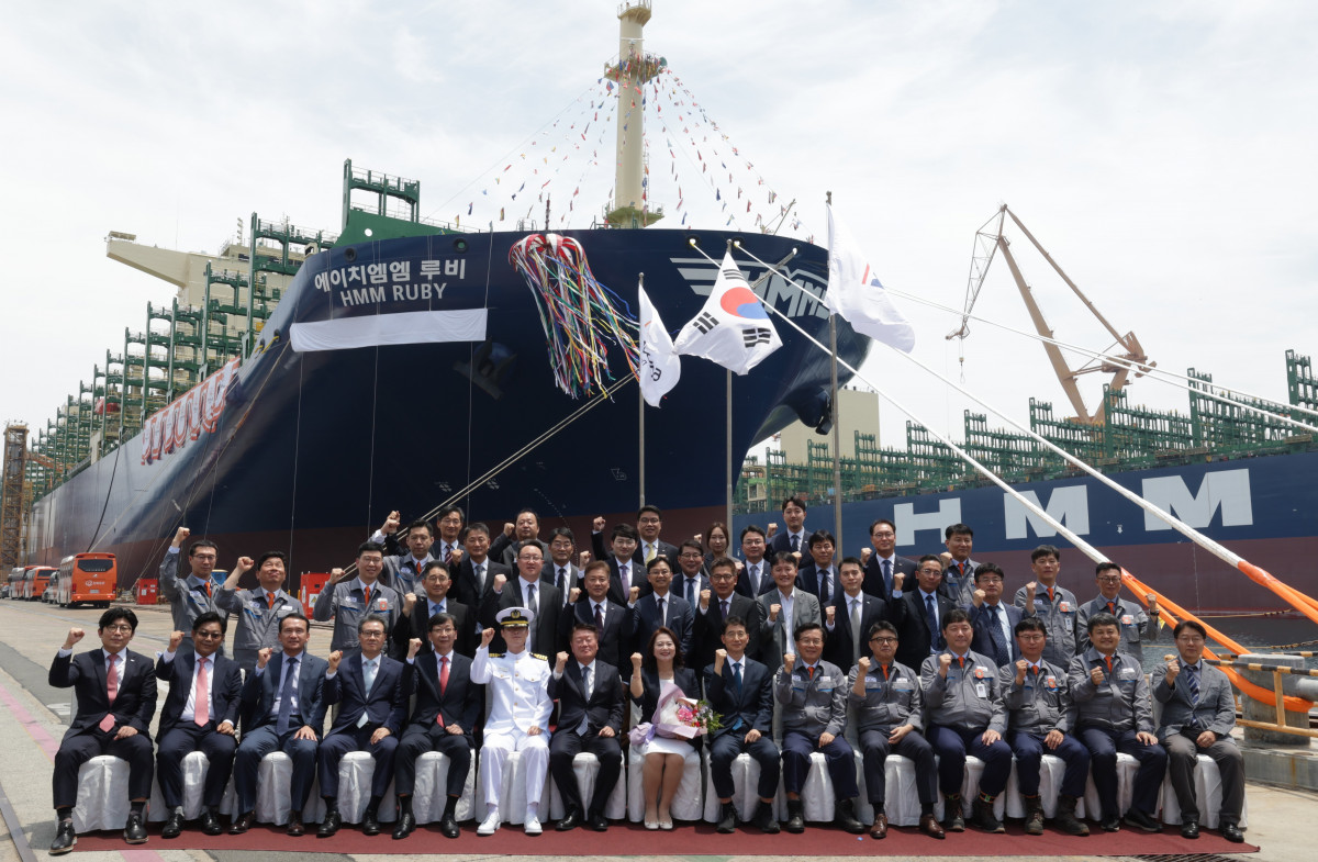 ▲19일 한화오션 옥포조선소에서 개최된 'HMM 루비호 명명식' 행사에서 관계자들이 기념 촬영을 하고 있다. (사진제공=HMM)