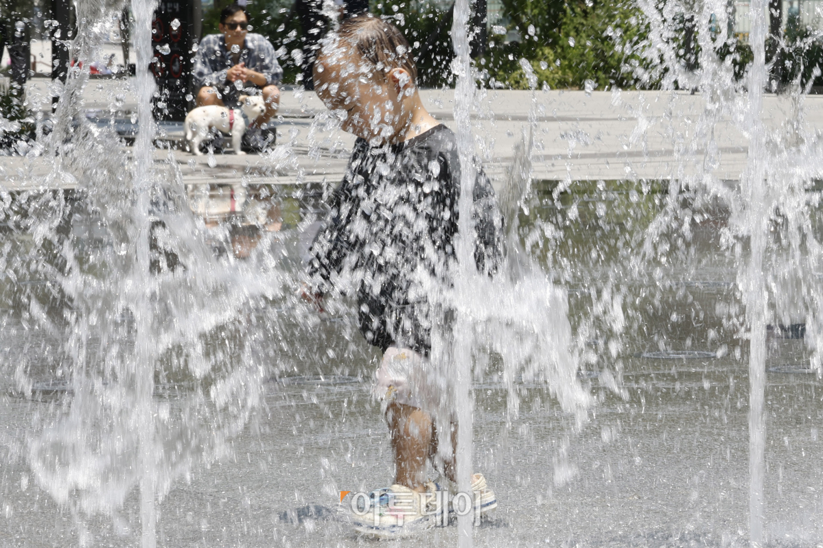 ▲서울 낮 최고기온이 35도까지 올라가는 등 올해 첫 폭염주의보가 내려진 19일 서울 종로구 광화문광장 한글분수에서 한 어린이가 물놀이를 하고 있다. 조현호 기자 hyunho@