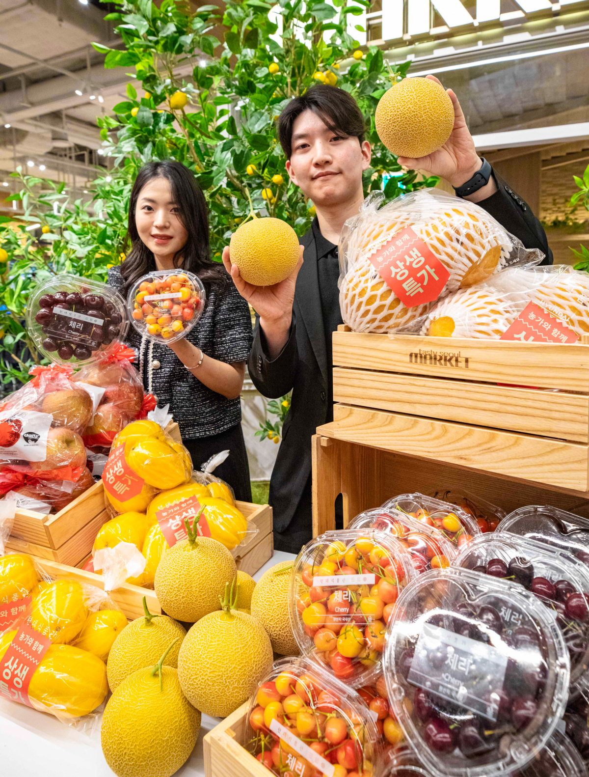 ▲현대백화점 직원들이 19일 오전 서울시 영등포구 더현대 서울 지하 1층 현대식품관에서 상생특가 행사 상품을 소개하고 있다. (사진제공=현대백화점그룹)