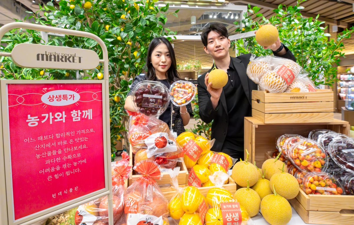 ▲현대백화점 직원들이 19일 오전 서울시 영등포구 더현대 서울 지하 1층 현대식품관에서 상생특가 행사 상품을 소개하고 있다. (사진제공=현대백화점그룹)