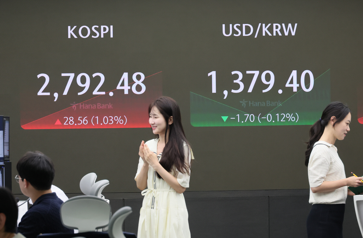 ▲19일 코스피는 장중가 2798.55까지 오르며 52주 신고가를 경신했다. 사진은 이날 오전 서울 중구 하나은행 본점 딜링룸. 연합뉴스