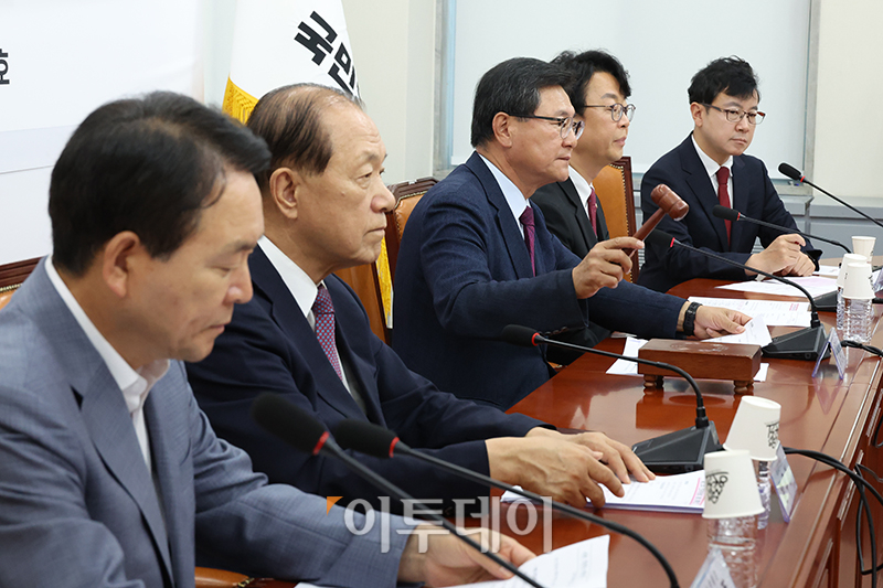 ▲이헌승 국민의힘 전국위원회 의장이 19일 서울 여의도 국회에서 열린 제13차 전국위원회에서 안건을 상정하고 있다. 고이란 기자 photoeran@