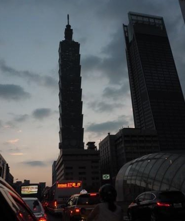 ▲2017년 대규모 정전 사태 당시의 타이페이 시가지 모습. 랜드마크 가운데 하나인 101타워 전체 전등이 모두 꺼져있다. 이 사고로 대만 경제부장관이 경질되기도 했다.  (EPA연합)