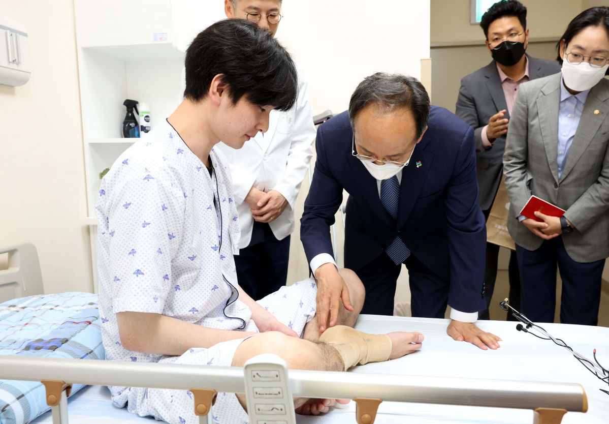 ▲추경호 국민의힘 원내대표가 비상의료체계 상황 점검차 19일 경기 성남시 국군수도병원을 찾아 지뢰 사고로 다리를 다친 뒤 치료 후 퇴원을 앞둔 표정호 병장을 격려하고 있다. 신태현 기자 holjjak@