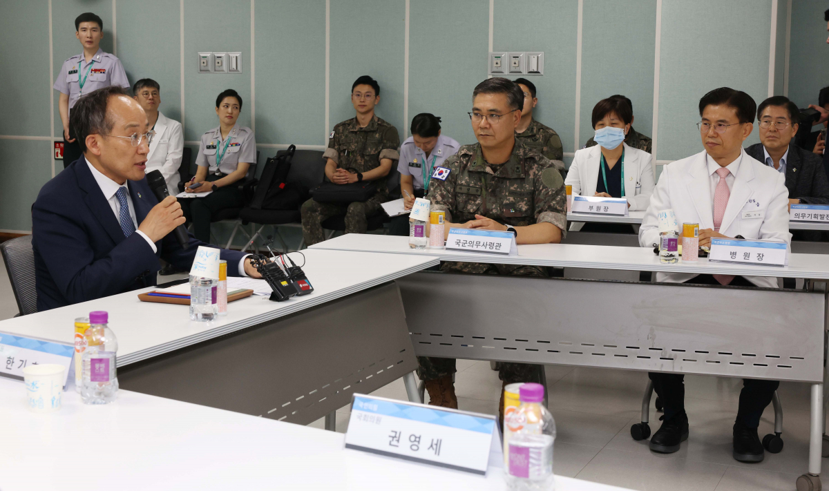 ▲추경호 국민의힘 원내대표가 비상의료체계 상황 점검차 19일 경기 성남시 국군수도병원을 찾아 하범만 국군의무사령관, 석웅 국군수도병원장 등 관계자들과 간담회를 갖고 있다. 신태현 기자 holjjak@