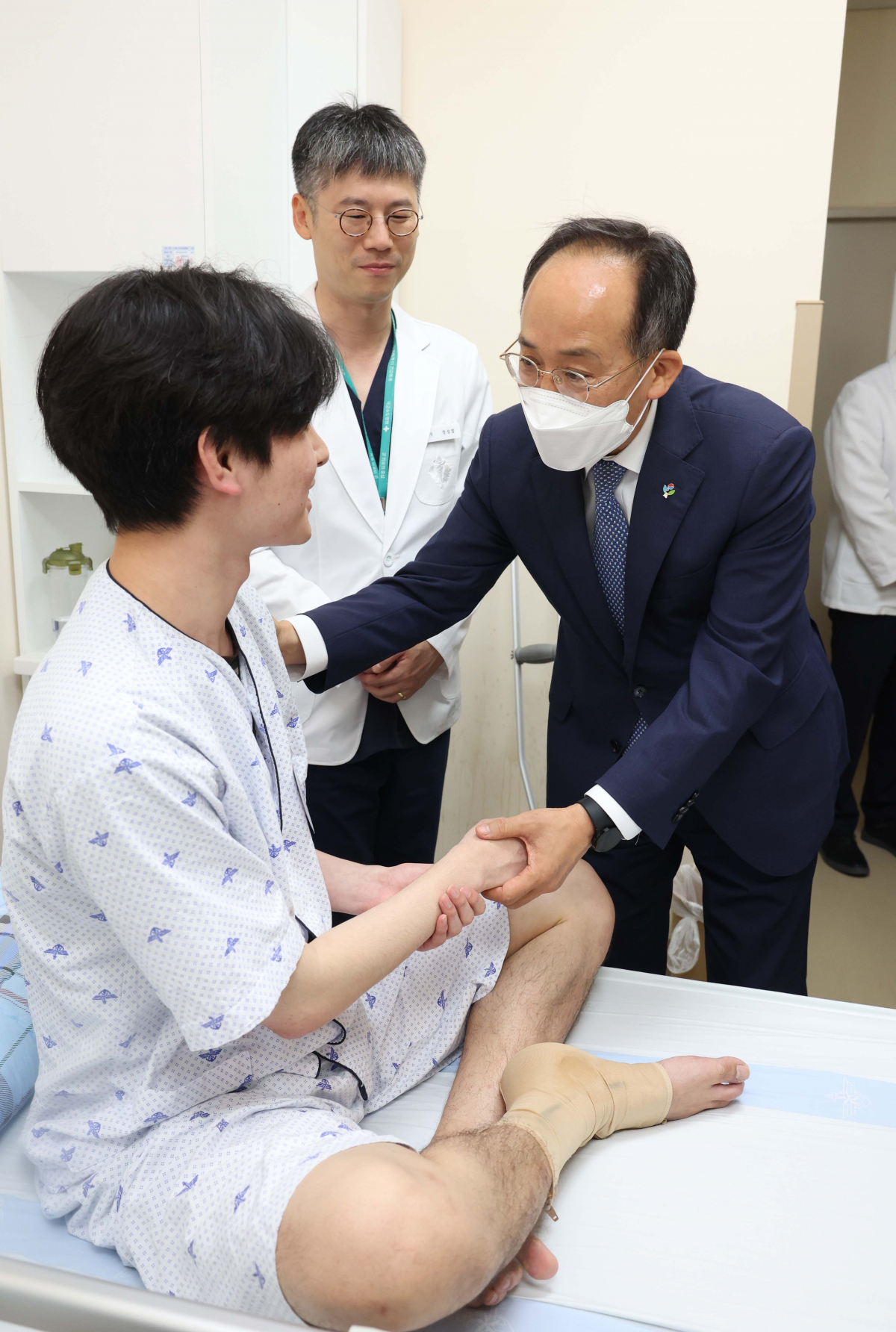 ▲추경호 국민의힘 원내대표가 비상의료체계 상황 점검차 19일 경기 성남시 국군수도병원을 찾아 지뢰 사고로 다리를 다친 뒤 치료 후 퇴원을 앞둔 표정호 병장을 격려하고 있다. 신태현 기자 holjjak@