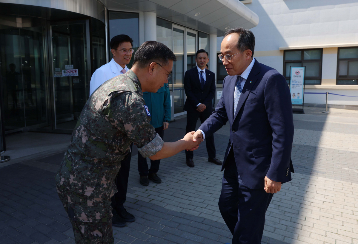 ▲추경호(오른쪽) 국민의힘 원내대표가 비상의료체계 상황 점검차 19일 경기 성남시 국군수도병원을 찾아 하범만 국군의무사령관과 인사하고 있다. 신태현 기자 holjjak@