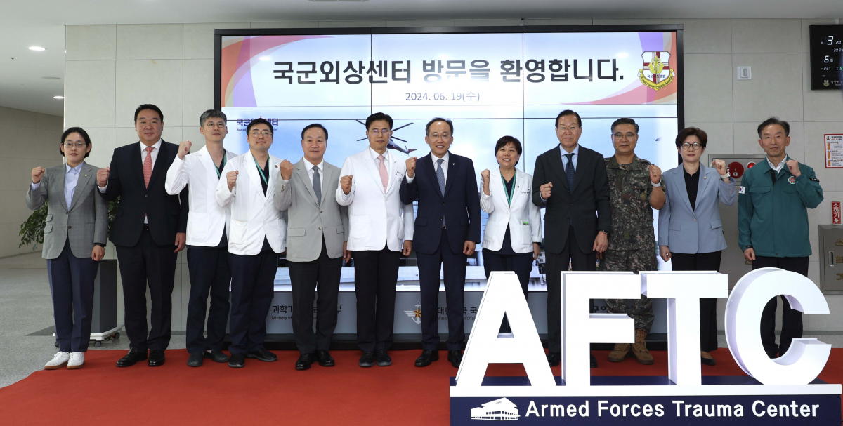 ▲추경호(가운데) 국민의힘 원내대표가 비상의료체계 상황 점검차 19일 경기 성남시 국군수도병원을 찾아 하범만 국군의무사령관, 석웅 국군수도병원장 등 관계자들과 기념촬영을 하고 있다. 신태현 기자 holjjak@