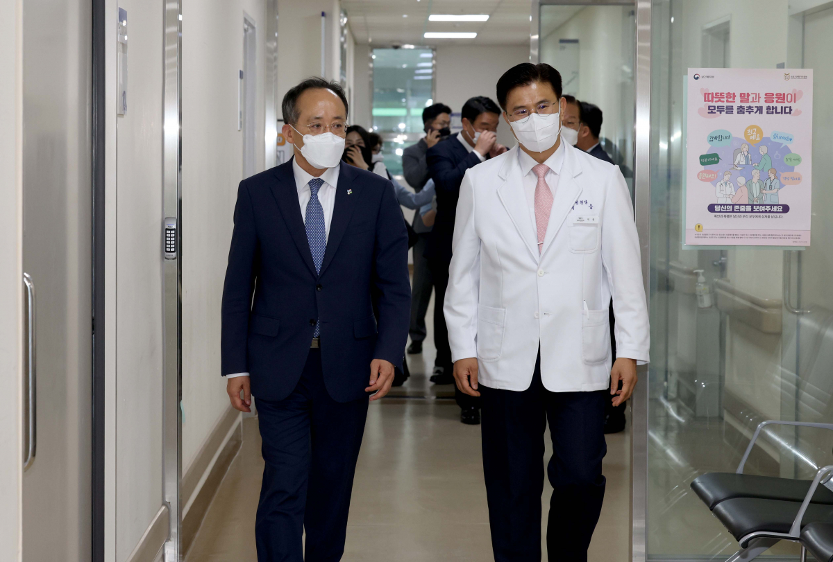 ▲추경호(왼쪽) 국민의힘 원내대표가 비상의료체계 상황 점검차 19일 경기 성남시 국군수도병원을 찾아 석웅 국군수도병원장과 병실로 향하고 있다. 신태현 기자 holjjak@