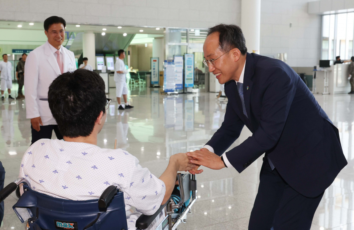 ▲추경호 국민의힘 원내대표가 비상의료체계 상황 점검차 19일 경기 성남시 국군수도병원을 찾아 입원중인 환자를 격려하고 있다. 신태현 기자 holjjak@