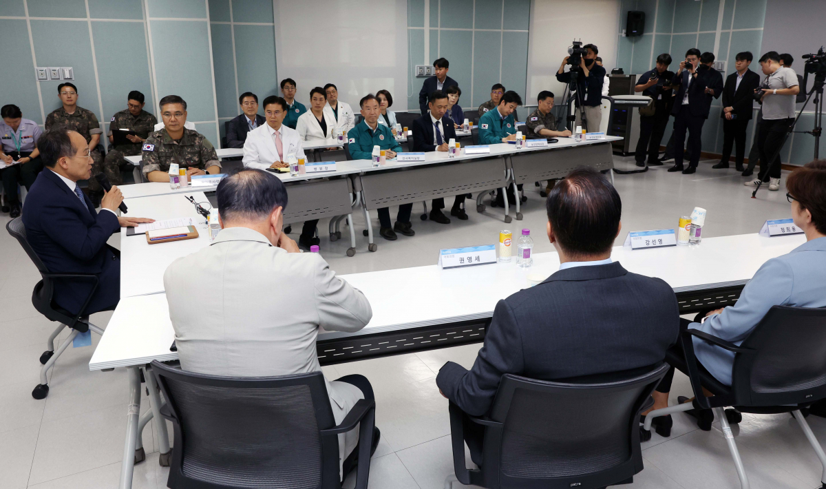 ▲추경호 국민의힘 원내대표가 비상의료체계 상황 점검차 19일 경기 성남시 국군수도병원을 찾아 하범만 국군의무사령관, 석웅 국군수도병원장 등 관계자들과 간담회를 갖고 있다. 신태현 기자 holjjak@