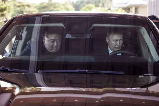 ▲19일 푸틴 대통령이 김 위원장을 태운 아우루스에 탑승해 운전대를 잡고 있다.  (AP연합뉴스)