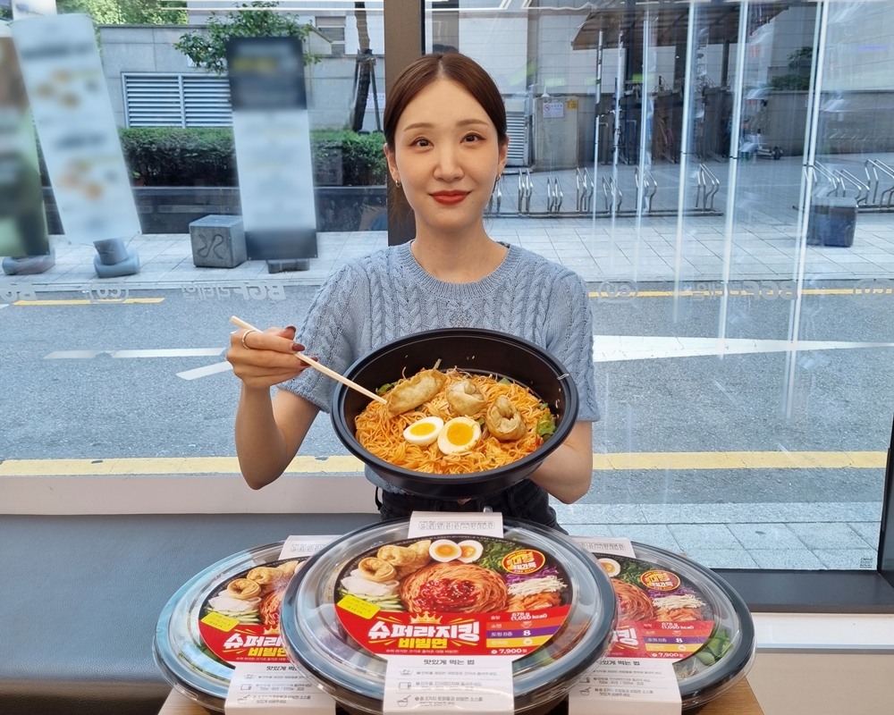▲20일 모델이 편의점 CU의 초대형 비빔면 슈퍼라지킹 비빔면을 소개하고 있다. (사진제공=BGF리테일)