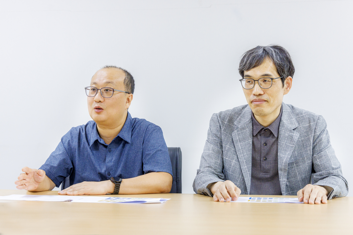 ▲사진 왼쪽부터 정보디스플레이학과 민성욱 학과장과 김정호 교수. 민 학과장은 "학부제로 변경되면서 학생들의 전공 선택권은 넓어질 전망"이라고 밝혔다. 김 교수는 "학부 내 교육과정은 ‘소재·발광소자학 전공’과 ‘구동소자·시스템학 전공’ 등 두 개의 세부전공으로 구성된다"고 밝혔다. (경희대 제공)