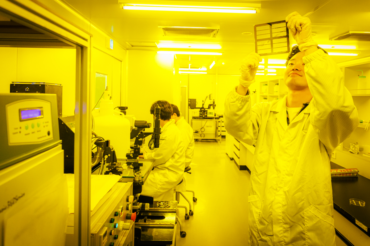 ▲경희대 정보디스플레이학과 반도체공정기술 수업의 실습 모습. (경희대 제공)