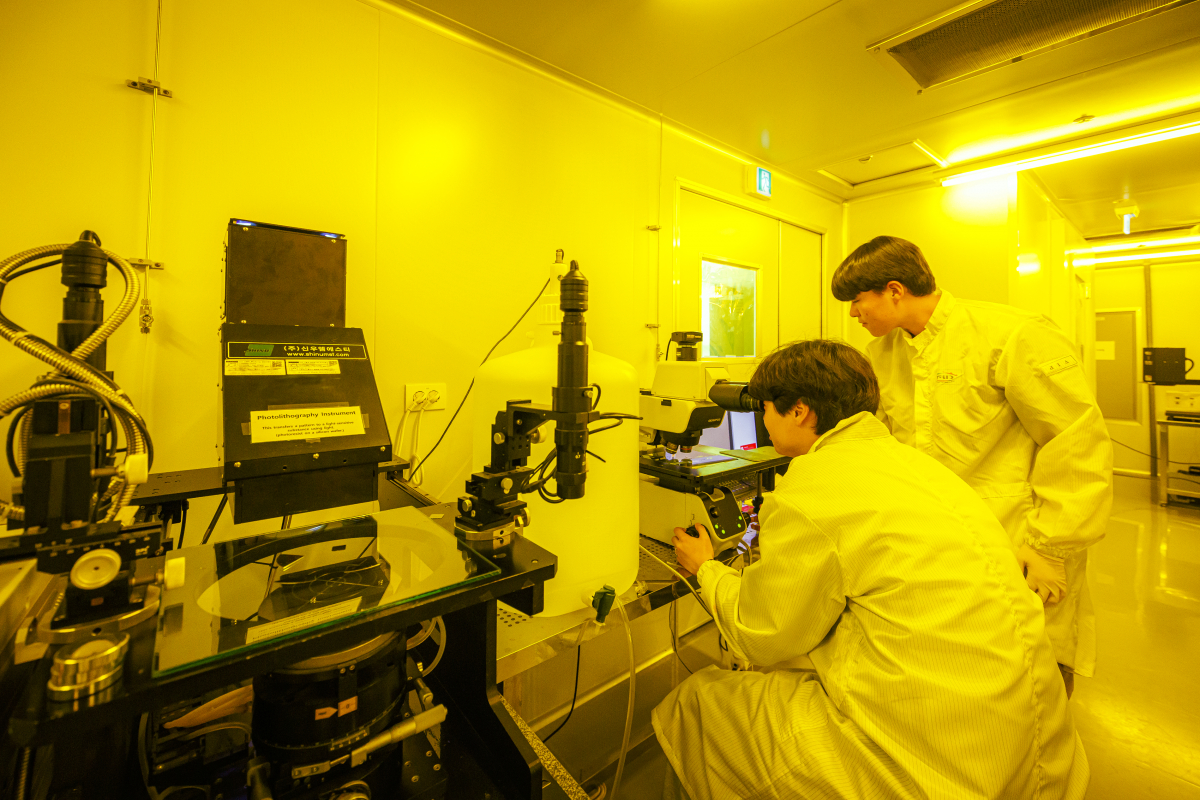 ▲경희대 정보디스플레이학과는 최근 교육부의 첨단학과로 선정돼 내년부터 학부제인 ‘미래정보디스플레이학부’로 신입생을 모집한다. 사진은 반도체공정기술 수업의 실습 모습. (경희대 제공)