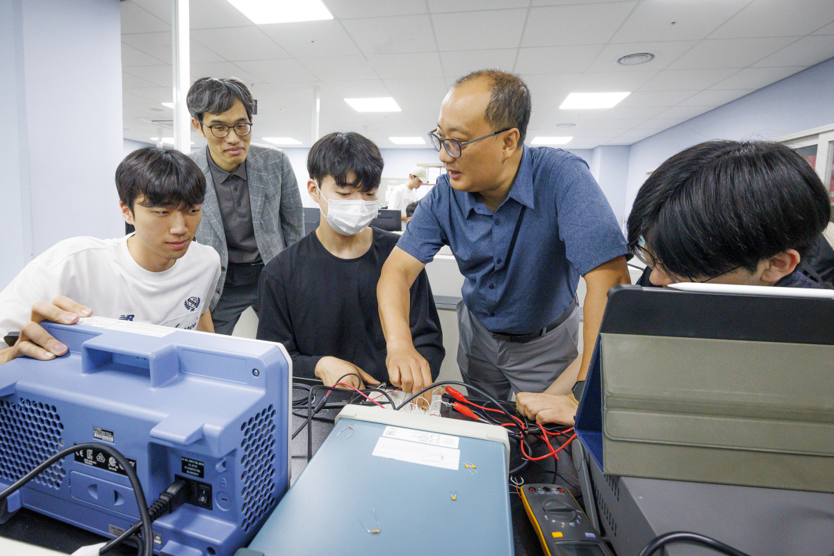 ▲민성욱 경희대 정보디스플레이학과장(사진 오른쪽)과 김정호 교수(왼쪽)이 설계 실습을 참관하고 있다. (경희대 제공)