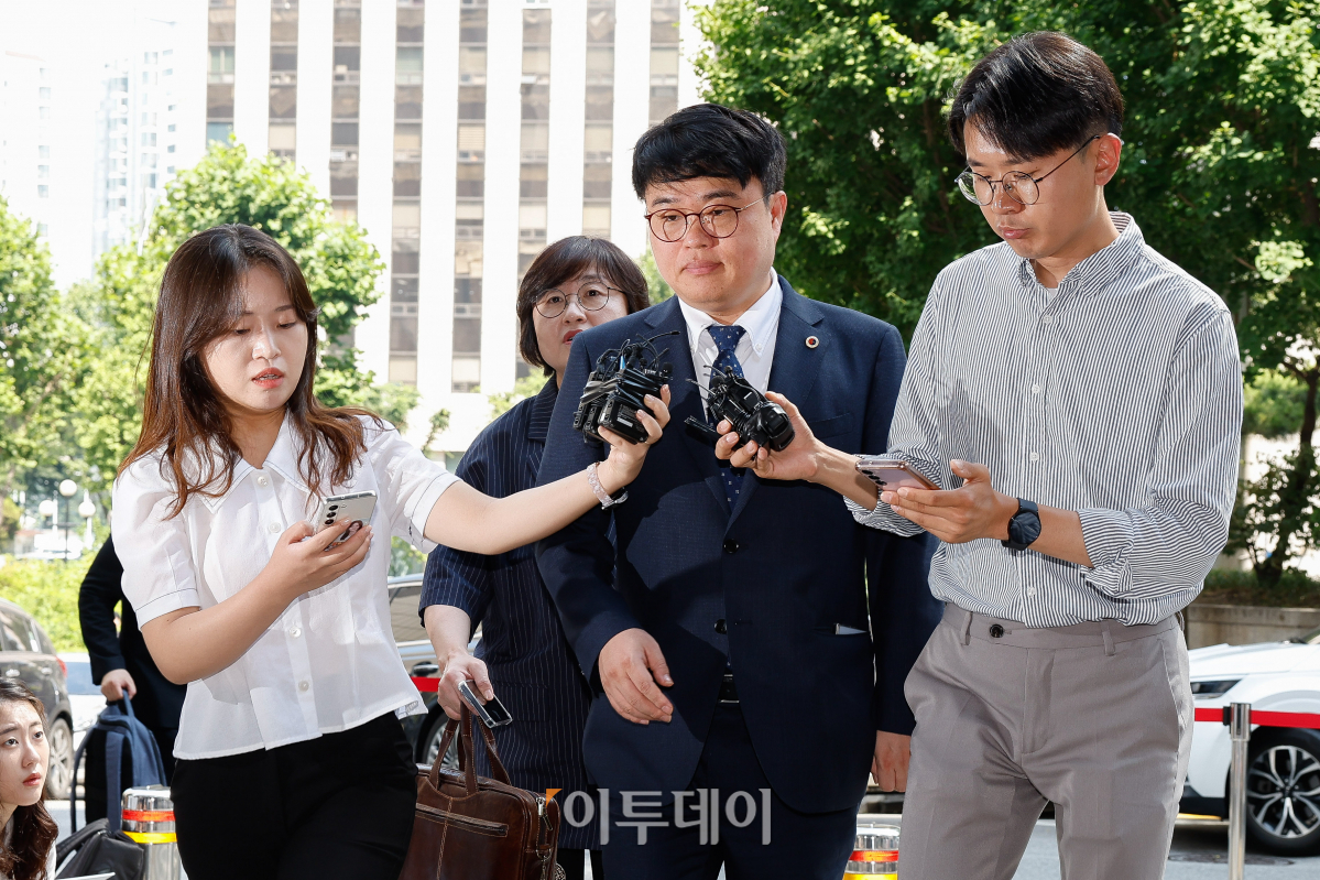 ▲전공의 집단행동 종용 혐의를 받은 임현택 대한의사협회 회장이 20일 서울 마포구 서울경찰청 공공범죄수사대에 출석하고 있다. 조현호 기자 hyunho@