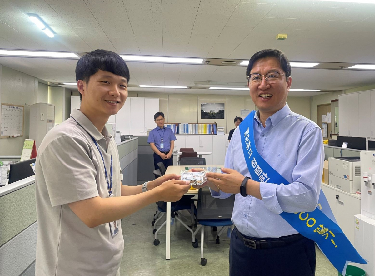 ▲성창훈<오른쪽> 사장이 청렴캠페인을 실시하며 직접 사무실을 방문하여 직원들에게 청렴홍보물품을 나눠주고 있다. (한국조폐공사)