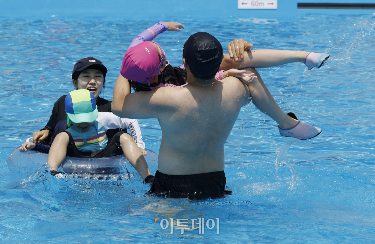 ▲일 년 중 낮이 가장 긴 절기상 하지를 하루 앞둔 20일 서울 영등포구 여의도한강공원 수영장을 찾은 시민들이 물놀이를 하고 있다. 서울시는 이날부터 뚝섬·여의도·잠원한강공원 수영장과 잠실·양화·난지한강공원 물놀이장을 동시에 개장하고 8월 18일까지 60일 동안 휴무 없이 운영한다. 한편 이날 전국이 낮 최고 기온 30도를 웃돌며 연일 붙볕더위가 이어졌다. 조현호 기자 hyunho@