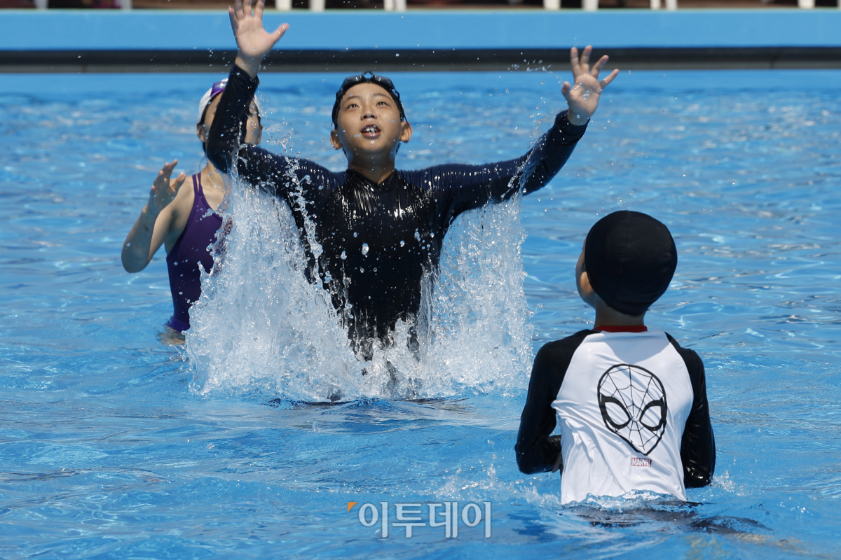 ▲일 년 중 낮이 가장 긴 절기상 하지를 하루 앞둔 20일 서울 영등포구 여의도한강공원 수영장을 찾은 시민들이 물놀이를 하고 있다. 서울시는 이날부터 뚝섬·여의도·잠원한강공원 수영장과 잠실·양화·난지한강공원 물놀이장을 동시에 개장하고 8월 18일까지 60일 동안 휴무 없이 운영한다. 한편 이날 전국이 낮 최고 기온 30도를 웃돌며 연일 붙볕더위가 이어졌다. 조현호 기자 hyunho@