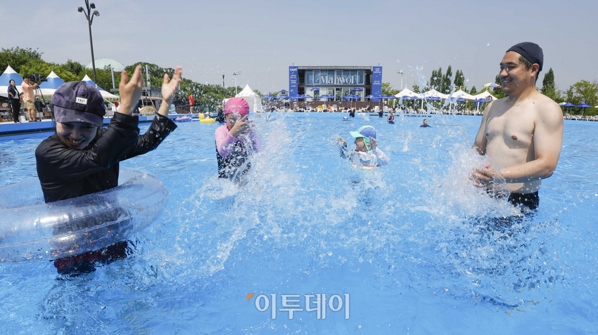 ▲일 년 중 낮이 가장 긴 절기상 하지를 하루 앞둔 20일 서울 영등포구 여의도한강공원 수영장을 찾은 시민들이 물놀이를 하고 있다. 서울시는 이날부터 뚝섬·여의도·잠원한강공원 수영장과 잠실·양화·난지한강공원 물놀이장을 동시에 개장하고 8월 18일까지 60일 동안 휴무 없이 운영한다. 한편 이날 전국이 낮 최고 기온 30도를 웃돌며 연일 붙볕더위가 이어졌다. 조현호 기자 hyunho@