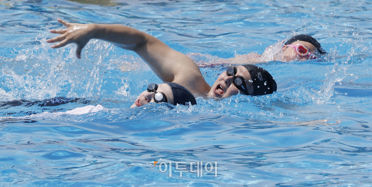 ▲일 년 중 낮이 가장 긴 절기상 하지를 하루 앞둔 20일 서울 영등포구 여의도한강공원 수영장을 찾은 시민들이 물놀이를 하고 있다. 서울시는 이날부터 뚝섬·여의도·잠원한강공원 수영장과 잠실·양화·난지한강공원 물놀이장을 동시에 개장하고 8월 18일까지 60일 동안 휴무 없이 운영한다. 한편 이날 전국이 낮 최고 기온 30도를 웃돌며 연일 붙볕더위가 이어졌다. 조현호 기자 hyunho@