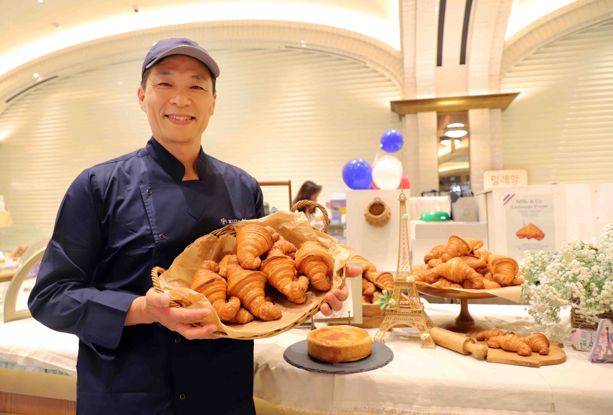 ▲20일 서울 서초구 신세계백화점 강남점 스위트파크 내 입점한 베이커리 밀레앙의 서용상 제빵사가 크루아상을 소개하고 있다. (사진=신세계백화점)