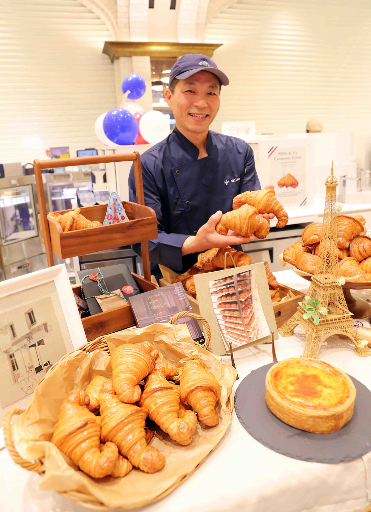 ▲20일 서울 서초구 신세계백화점 강남점 스위트파크 내 입점한 베이커리 밀레앙의 서용상 제빵사가 크루아상을 소개하고 있다. (사진제공=신세계백화점)