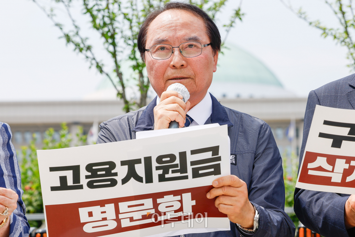 ▲유기준 소상공인연합회 회장 직무대행이 20일 서울 영등포구 국회의사당 정문 앞에서 열린 '소상공인 다 죽이는 최저임금법 개악안 당장 폐기하라' 최저임금법 개정안 발의 항의 기자회견에서 기자회견문을 낭독하고 있다. 조현호 기자 hyunho@